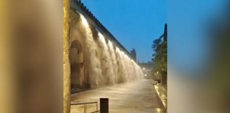 La borrasca Claudia convierte la Mezquita-Catedral en un insólito espectáculo de agua