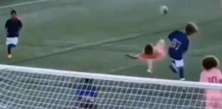 El hijo de Leo Messi se hace viral con una espectacular chilena
