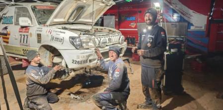Los héroes anónimos del Dakar: trabajo sin descanso en el vivac
