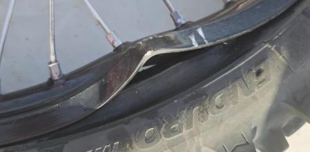 La increíble hazaña de Edgar Canet en el Dakar: ¡300 km con la llanta destrozada!