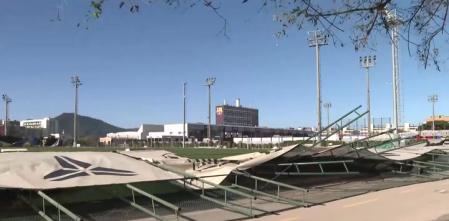 El viento tira una valla enorme en la Ciutat Esportiva del Barça