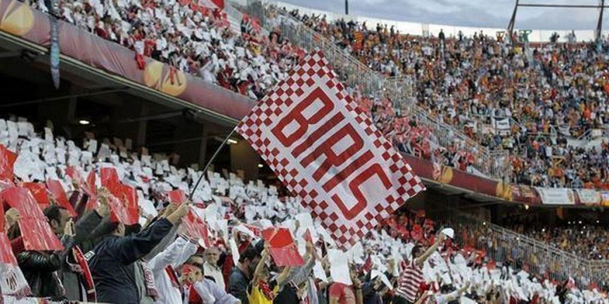 Protestas en el Sevilla-Barça: camisetas negras y diez minutos sin público