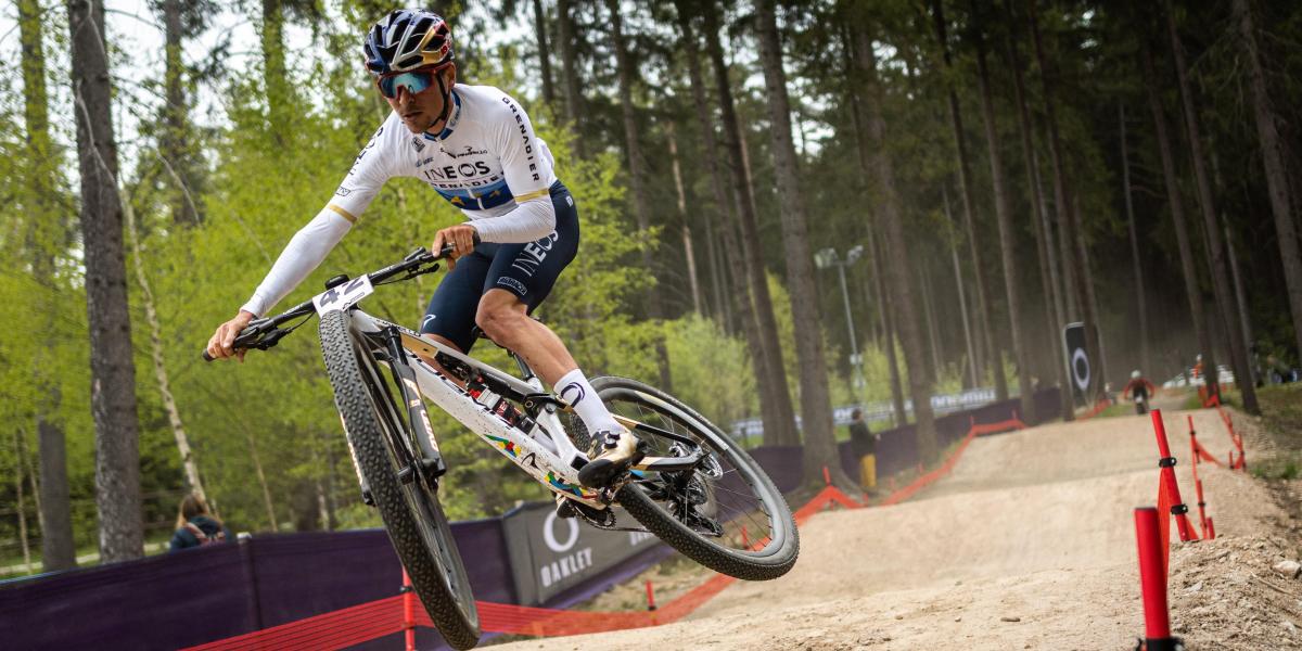 Ni una caída frena a un descomunal Pidcock en el debut de la Copa del Mundo de MTB