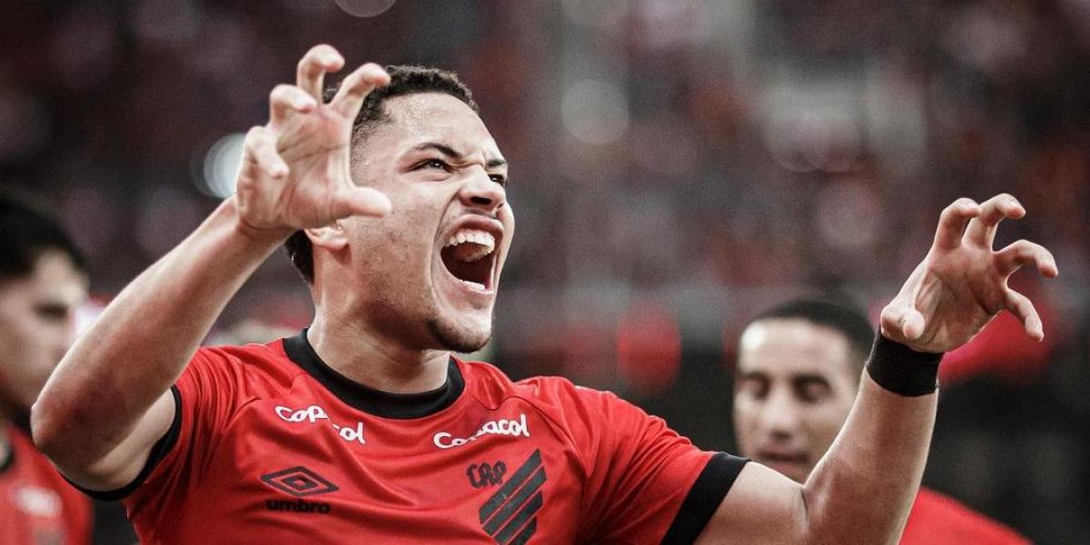 Vitor Roque celebra con gol su fichaje por el Barça