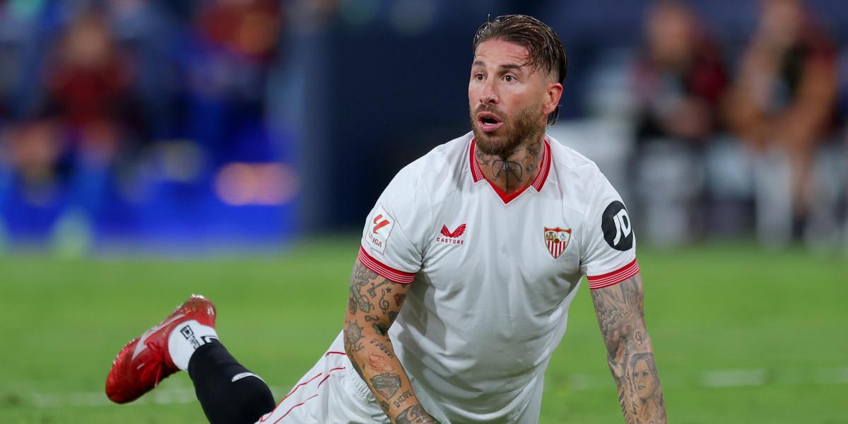 Sergio Ramos, en el banquillo de suplentes del Sevilla