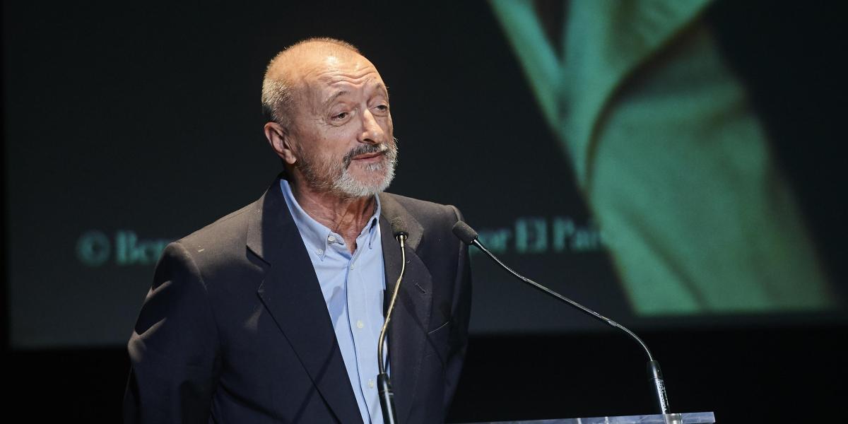 Arturo Pérez-Reverte no se corta y dice lo que nadie ha dicho sobre la reacción de Pedro Sánchez a la dimisión de Santos Cerdán