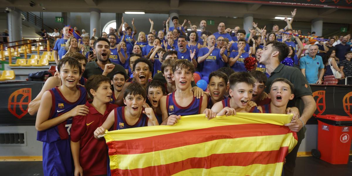 Jasikevicius celebra in situ el éxito del Barça mini en el que juega su hijo