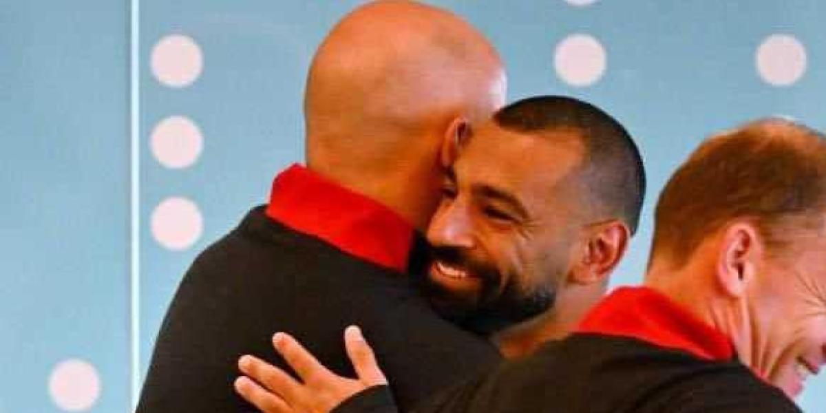 El Liverpool post Klopp, en marcha: el abrazo entre Slot y Salah