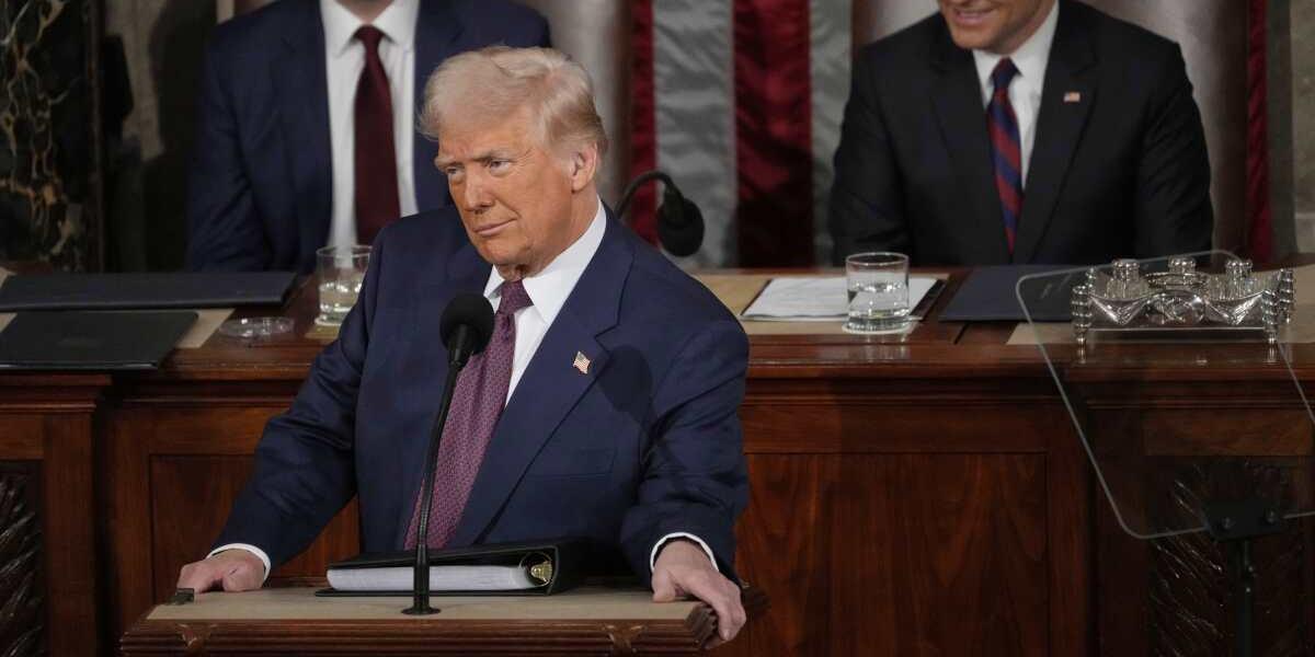 Una experta en lenguaje no verbal denuncia dos llamativas diferencias entre Trump y Biden en el primer discurso en el Congreso: ¿Dónde están?