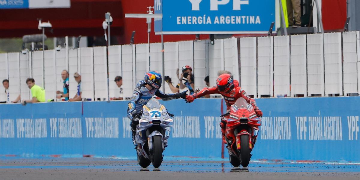 Ni los trallazos pueden con Marc Márquez en Argentina, al que Alex Márquez lleva con el gancho