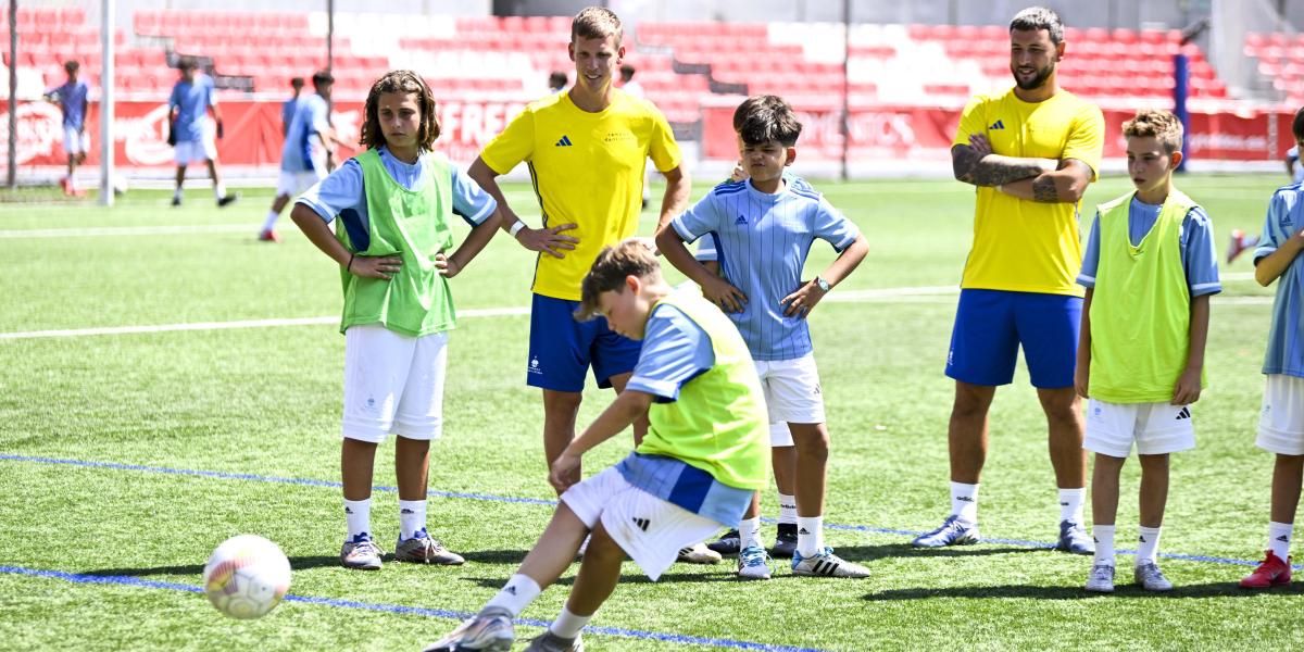 Dani Olmo luce madera de entrenador en su Campus de Terrassa