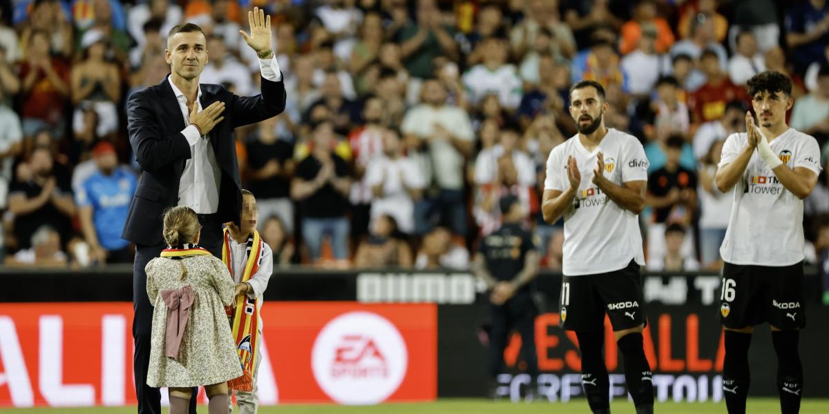 Jaume Domènech recibe el homenaje del Valencia y de Mestalla
