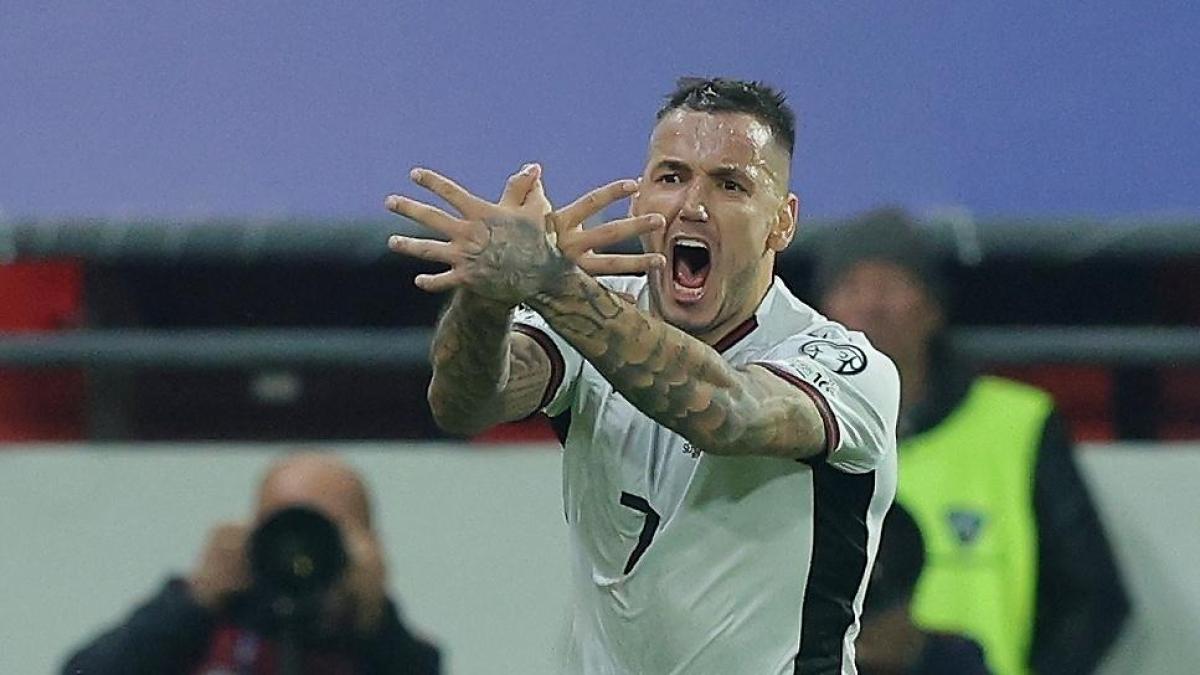 Rey Manaj cruza los dedos: su gesto le puede costar caro