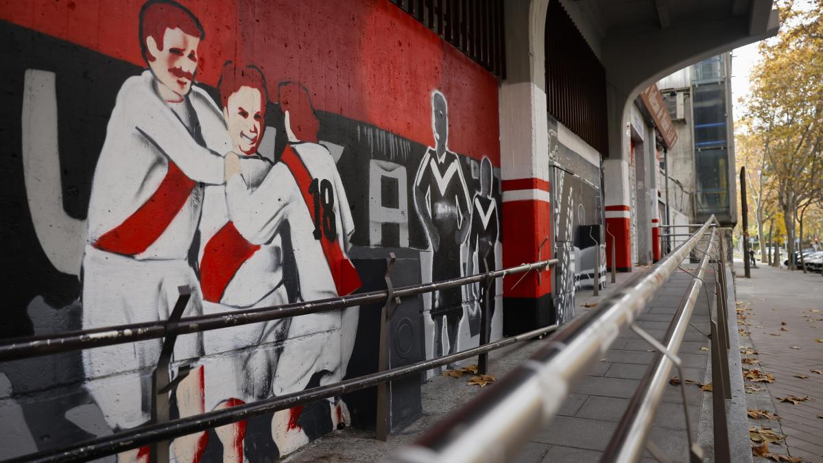 El estadio del Rayo Vallecano convierte su memoria en arte en sus muros exteriores