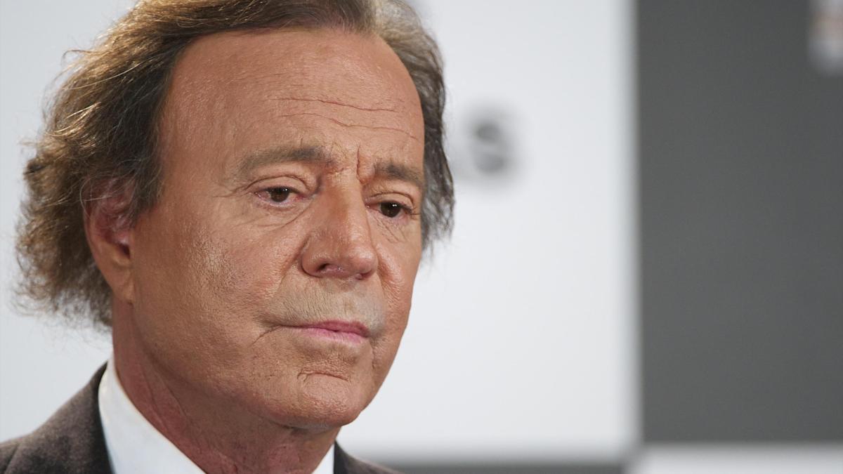 Julio Iglesias, de nuevo en el punto de mira: el Gobierno abre una inspección