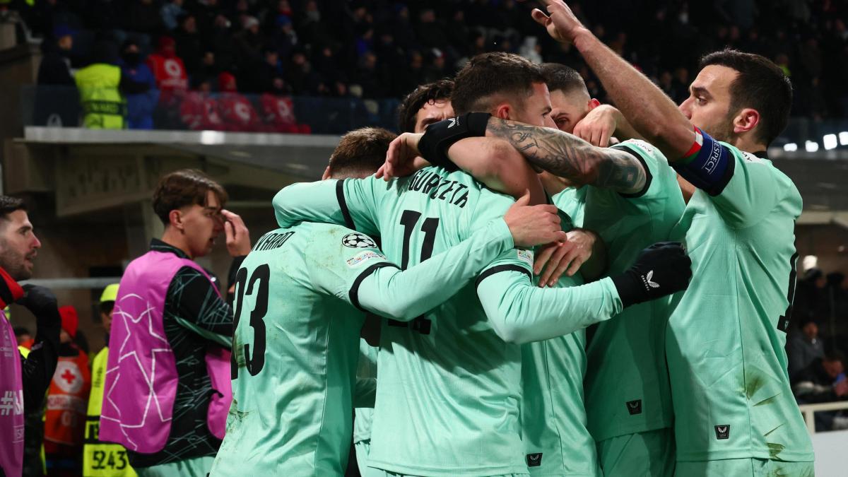 El diezmado Athletic sorprende a la Atalanta con una salvadora remontada