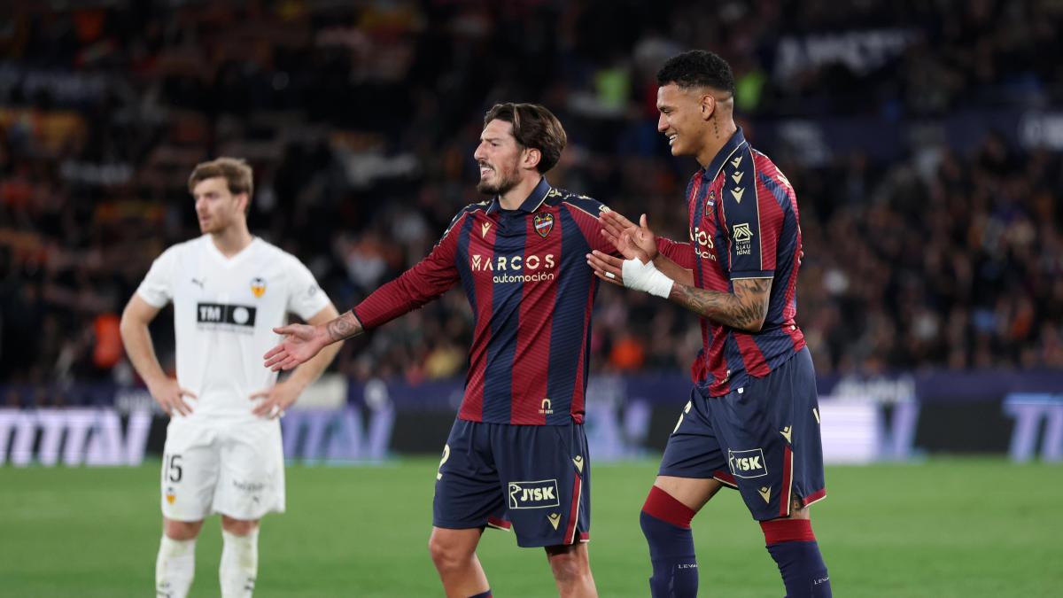 Arriaga pide disculpas por su expulsión tras aplaudir de forma sarcástica a Miguel Ángel Ortiz