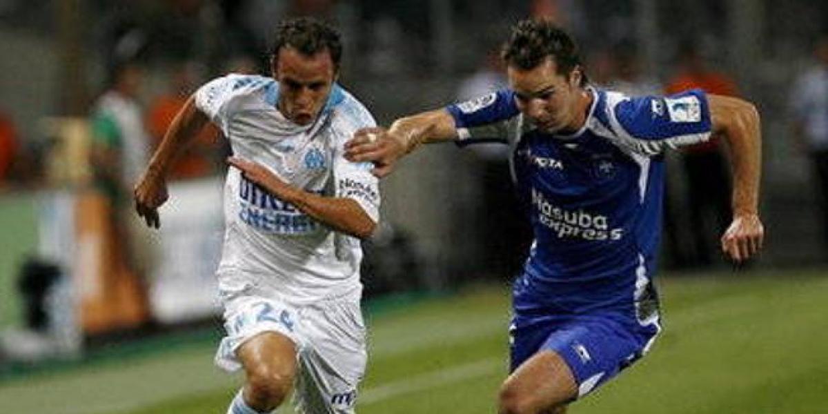 El árbitro del Auxerre-Marsella denuncia que le pincharon los neumáticos de su coche