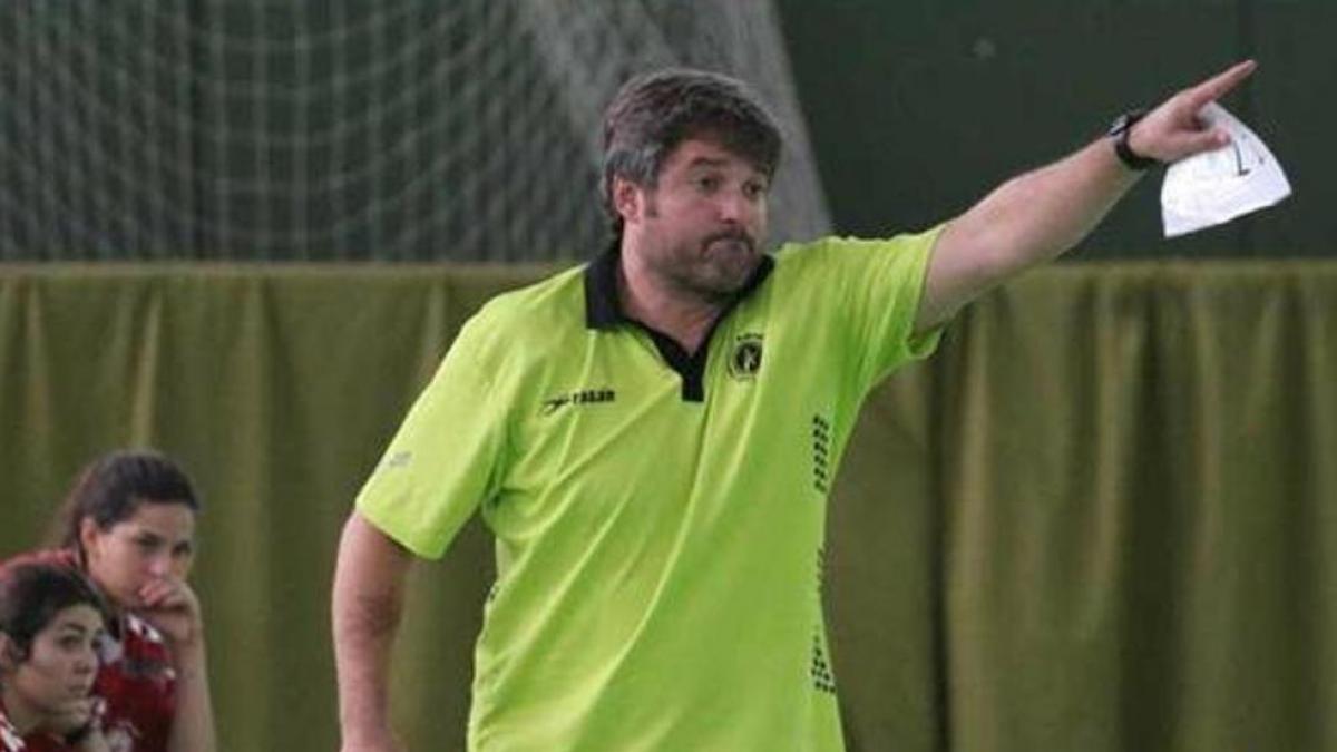 El Ángel Ximénez destituye a Paco Bustos tras seis temporadas y media en el banquillo