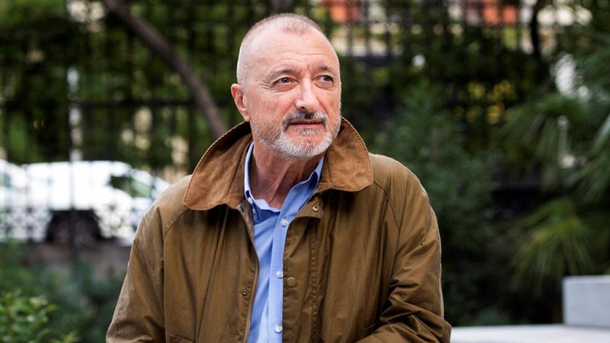 A Arturo Pérez-Reverte le llueven los me gusta tras arremeter de esta manera contra el Gobierno: Criminal