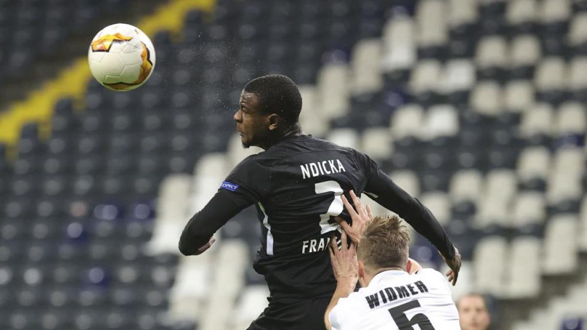 En Francia afirman que el Sevilla va tras N’Dicka, central del Eintracht