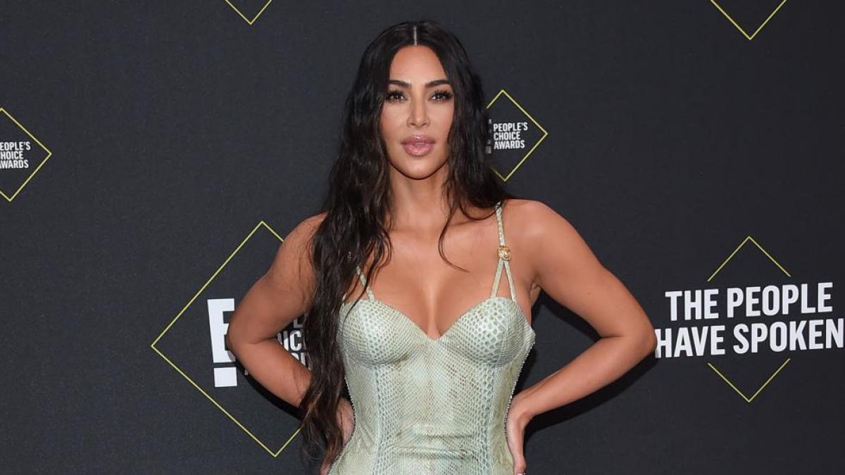Kim Kardashian aprueba el examen de derecho y lo celebra con un impresionante posado