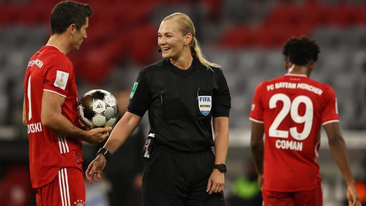 La alemana Bibiana Steinhaus-Webb, jefa del Arbitraje Femenino de la FIFA