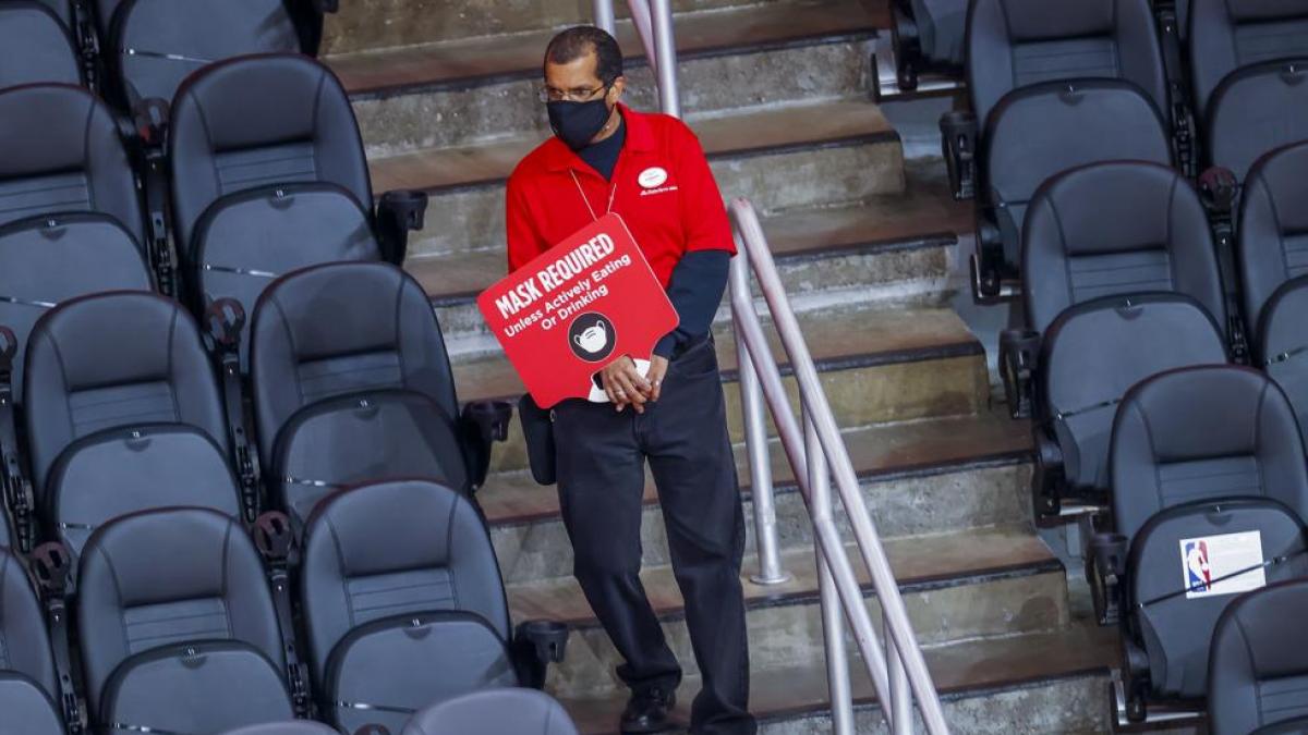 La NBA recupera las pruebas diarias y la mascarilla en su lucha contra la covid-19