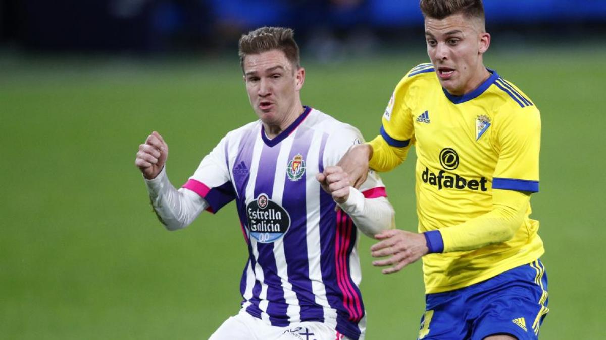 Carnero amplía contrato pero jugará en el Depor