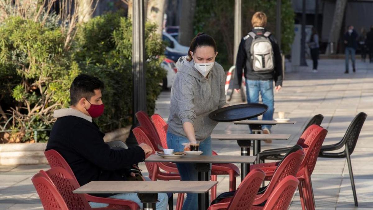 Una camarera pide la baja, la obligan a gastar días de vacaciones y denuncia a su jefe por lo que le llega a decir: Os tiro los billetes a la cara