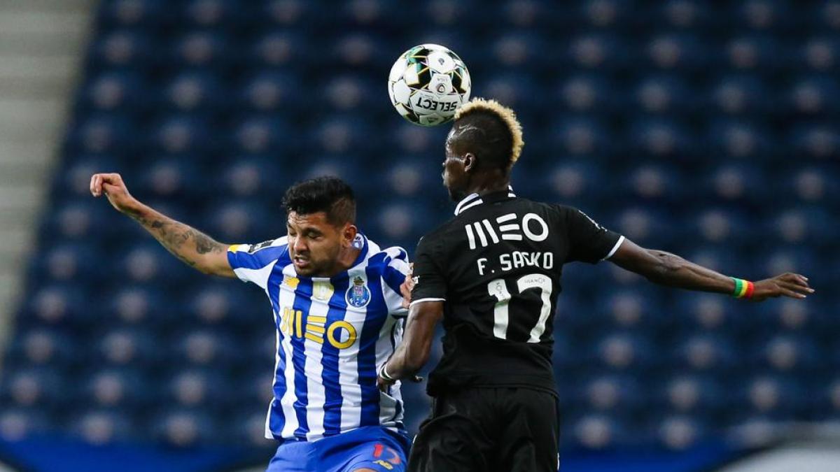 Tecatito Corona, pendiente de su nacionalización