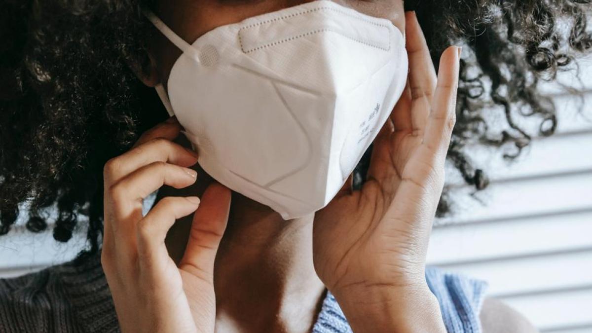 Un experto cuenta cuándo la mascarilla se dejará de usar en interiores: Será cuando...