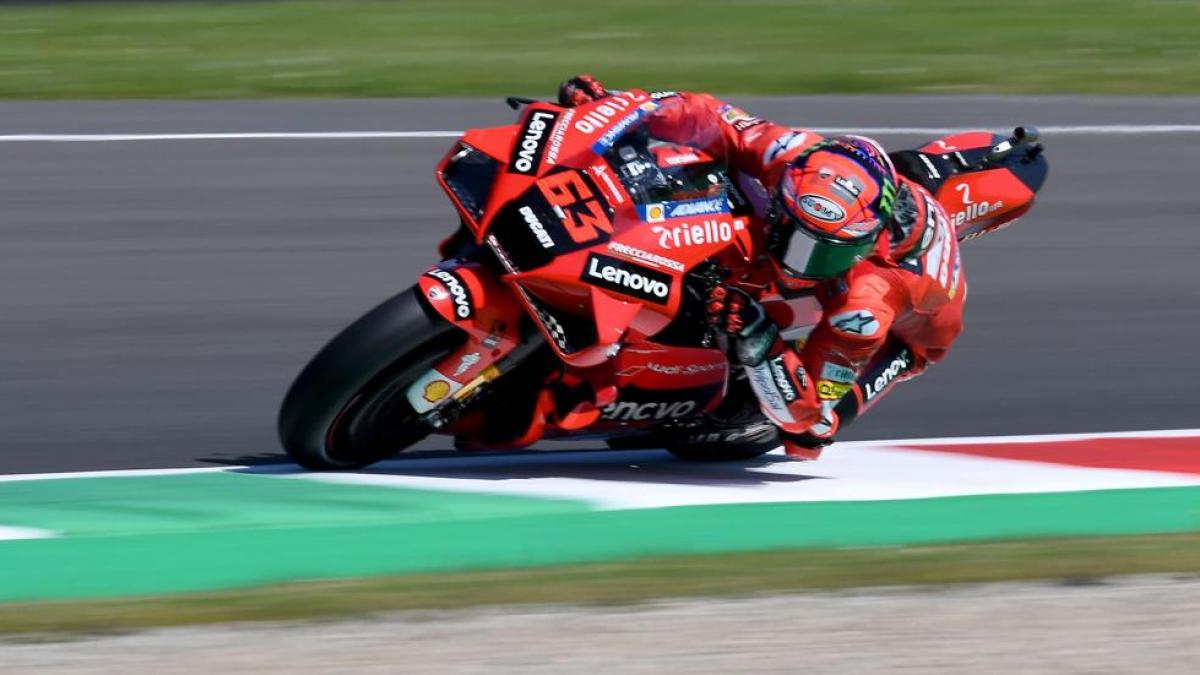 Bagnaia sorprende a Quartararo por la pole en Aragón