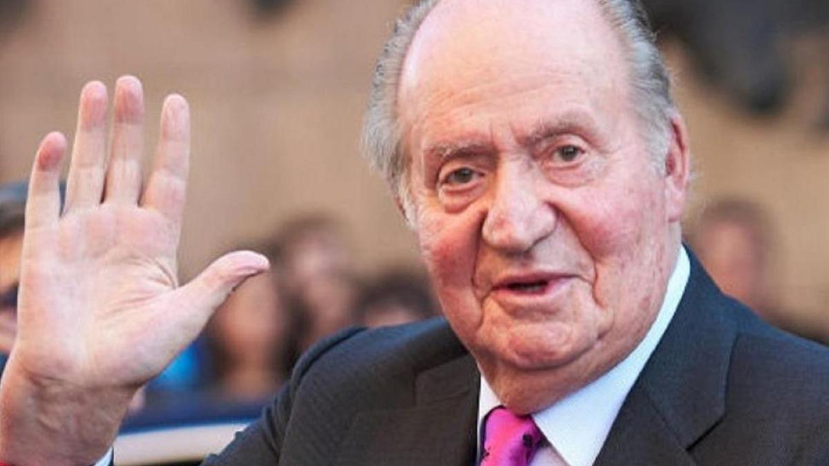 Los extraños detalles de la foto del Rey emérito con su familia de la que habla todo el mundo