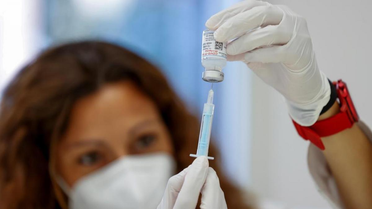 Pedro Sánchez anuncia la tercera dosis a mayores de 60 años y al personal sanitario
