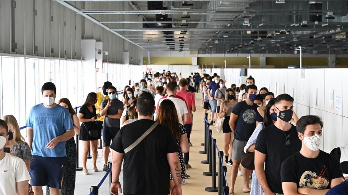 Coronavirus | La llegada de la variante ómicron provoca que regresen las cuarentenas y las vacunaciones en Europa