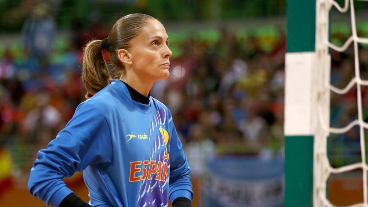 Silvia Navarro, con rotura de ligamentos, abandona la concentración