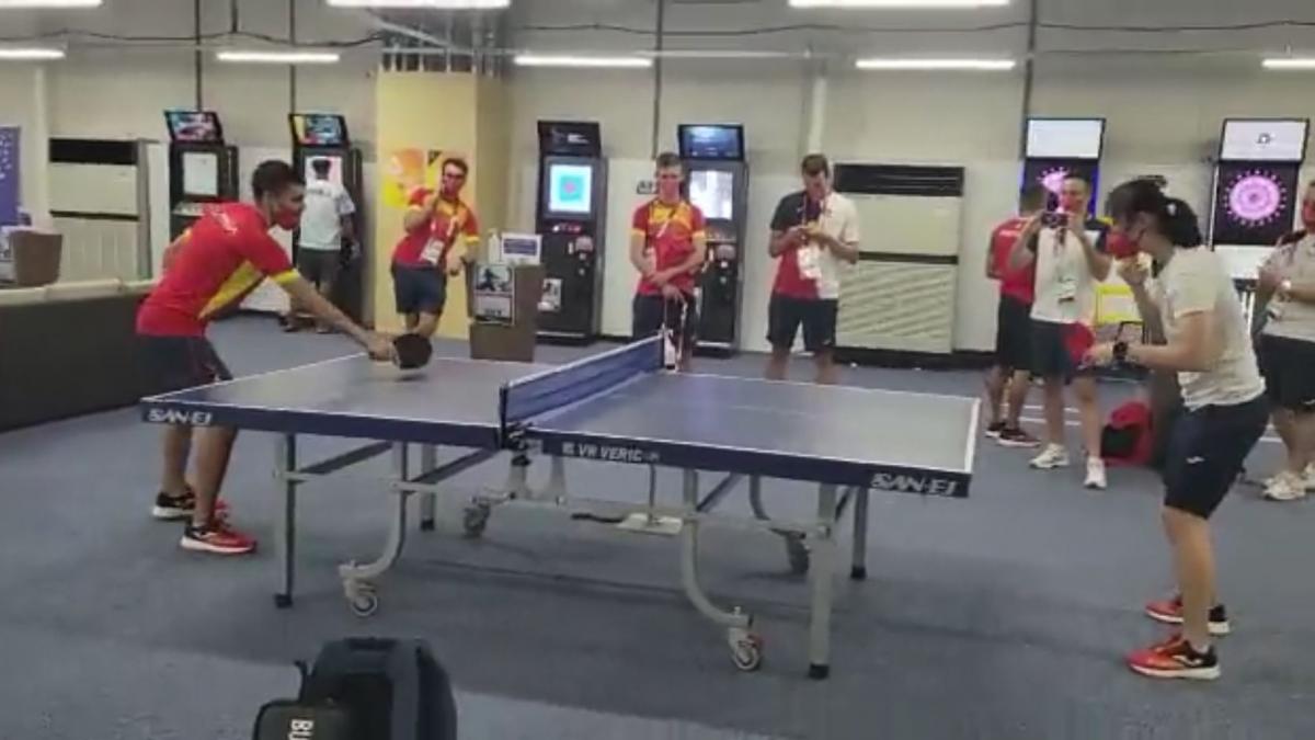 Pedri también se pasa al tenis de mesa gracias a María Xiao