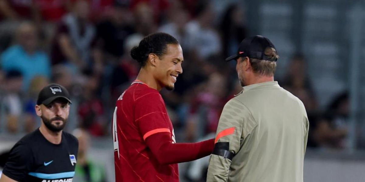 Van Dijk reaparece nueve meses después con el Liverpool