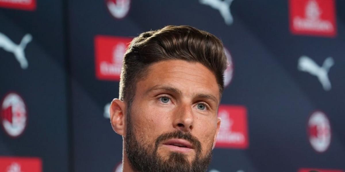 Giroud se ve jugando en el ataque del Milan junto a Ibra