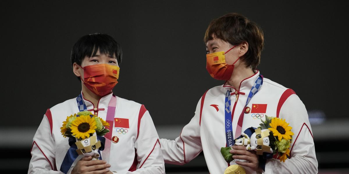 El COI pide explicaciones a China por unas insignias de Mao