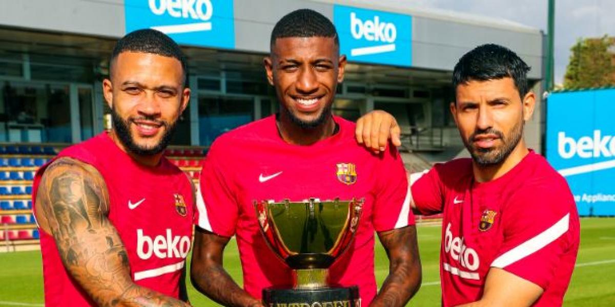 Memphis, Emerson y Agüero, con el trofeo Gamper