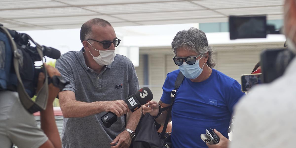 Jorge Messi llega al Aeropuerto del Prat para viajar a París