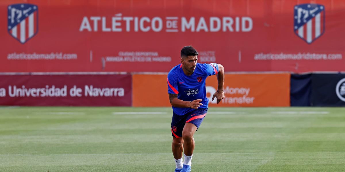 Luis Suárez ya toca balón