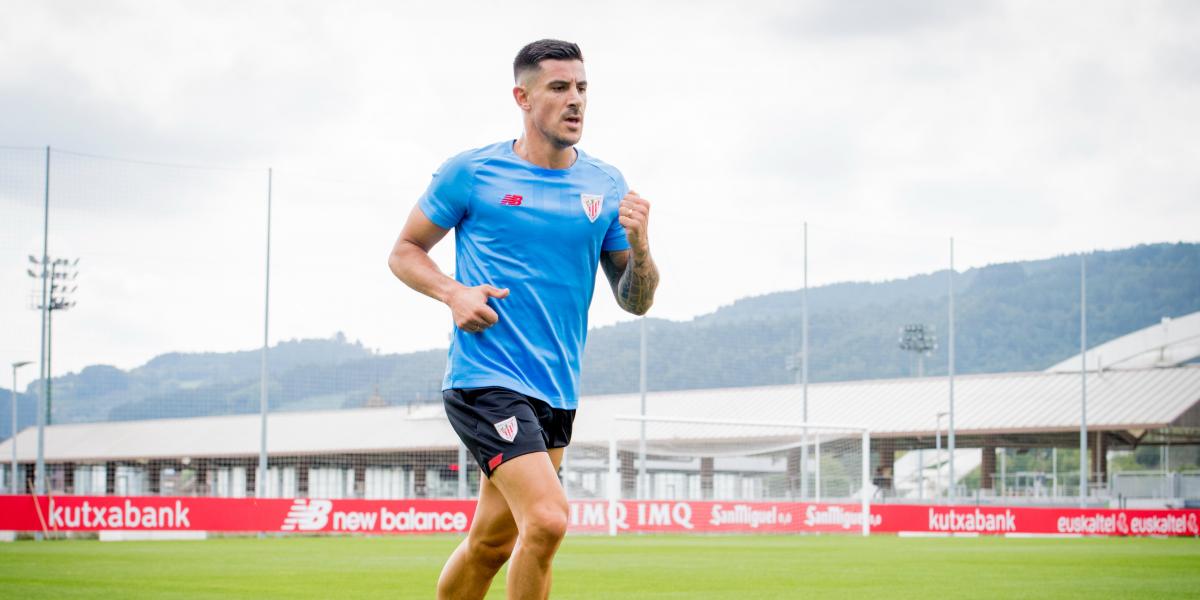 Yuri Berchiche da la bienvenida a Pastore a la Liga
