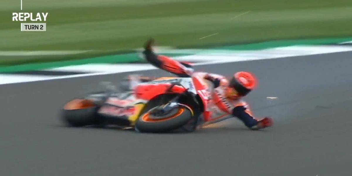 Dura caída de Marc Márquez en los primeros libres en Silverstone
