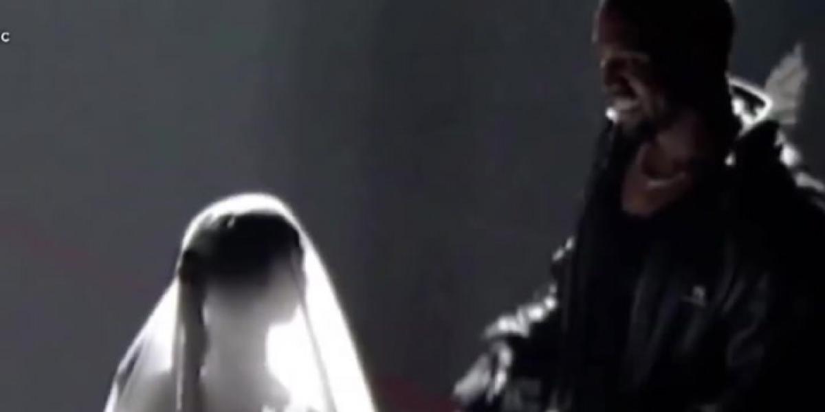 Kim Kardashian deja a todos en shock con su atuendo en el show de Kanye West