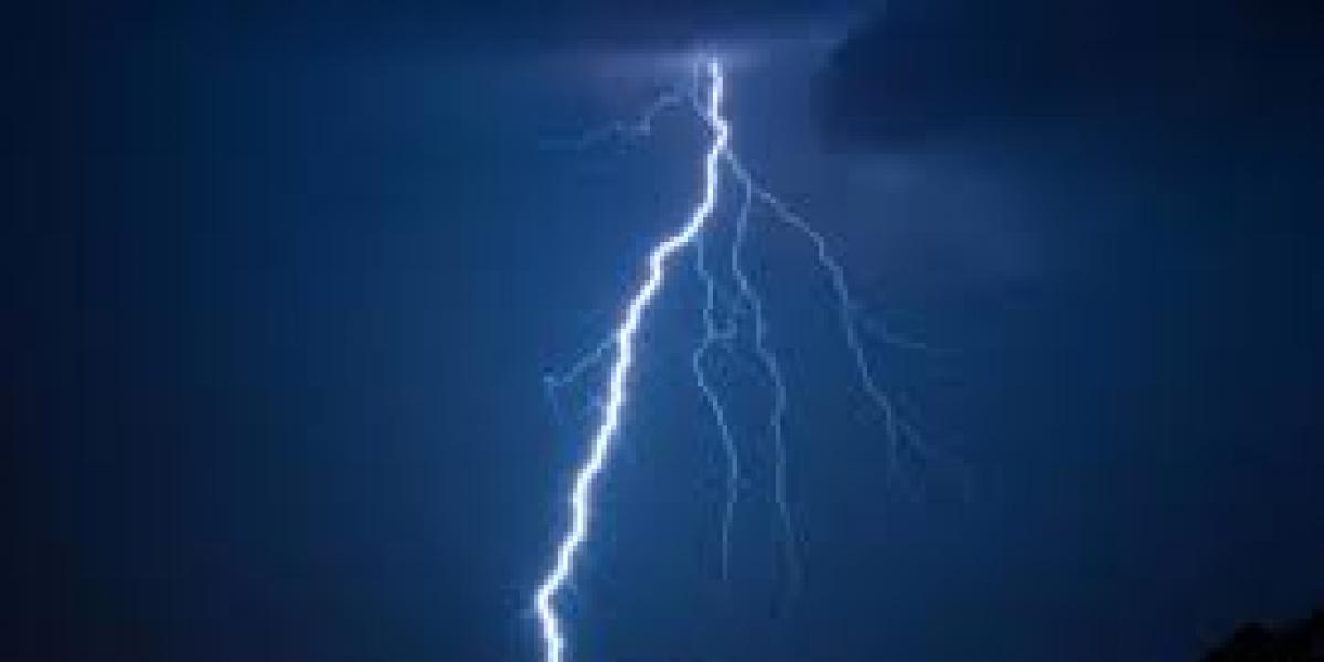 Un entrenador de fútbol búlgaro muere tras caerle un rayo en pleno partido