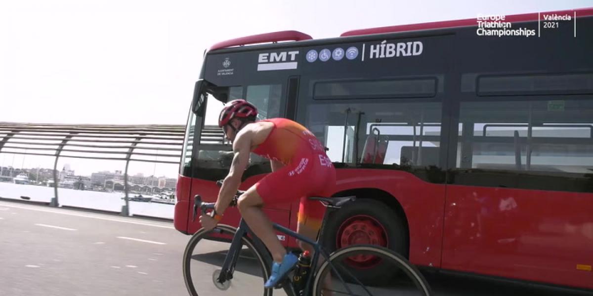 Duelo espectacular entre un triatleta y un autobús, ¿quién gana?