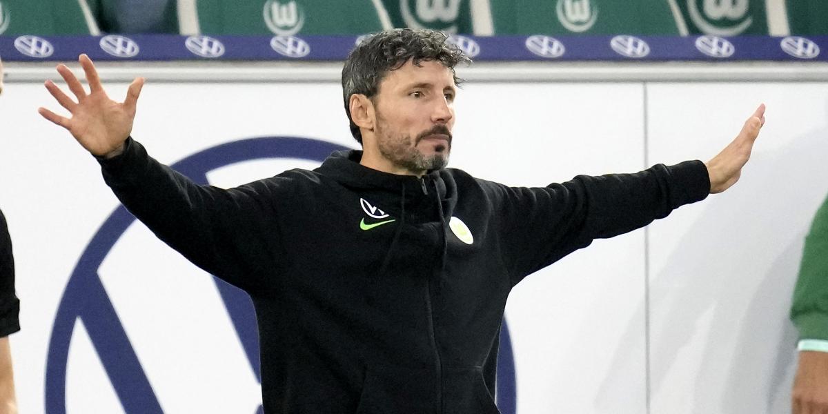 El exbarcelonista Van Bommel, entrenador líder de la Bundesliga